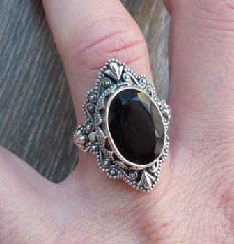 Zilveren ring gezet met facet zwarte Onyx bewerkte setting 17.5 